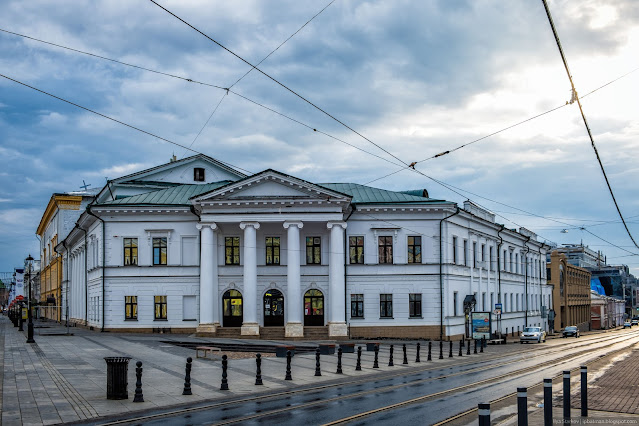 Старое здание с колоннами