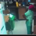 [VIDEO] BIADAP!! Pembantu Rumah Kantoi Kencing Dalam Masakan !!!