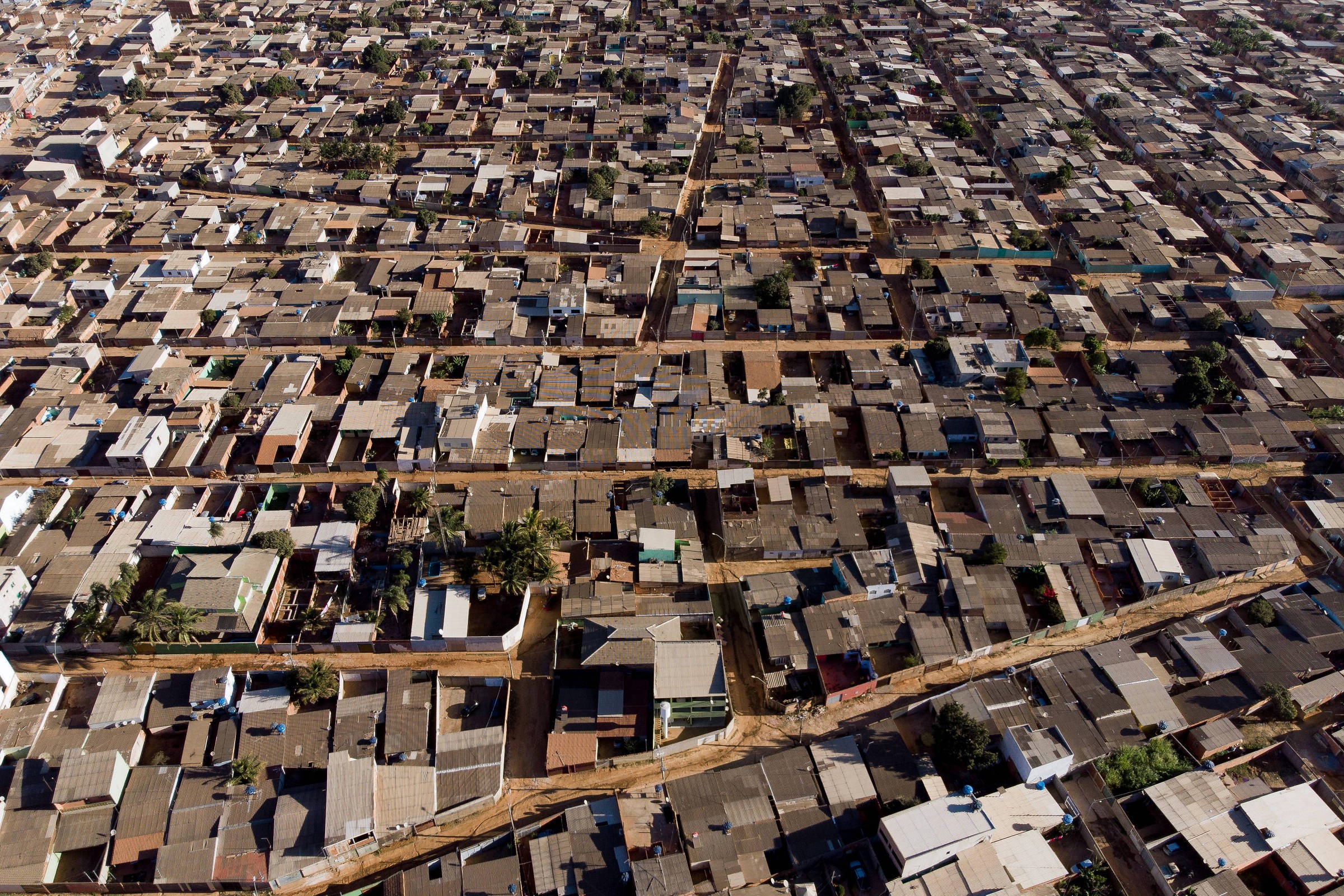 En 2022, le Brésil compte 11.403 favelas, abritant environ 16 millions de personnes, soit 8% de la population brésilienne. La plus peuplée est Sol Nascente, près de Brasilia.