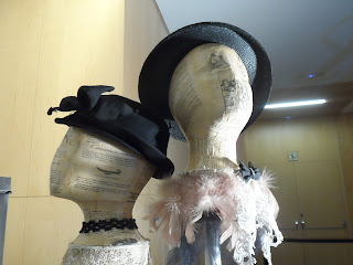 Sombreros de época femeninos del desembalaje de Burgos