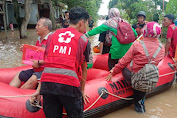 BPBD dan Gabungan Relawan Evakuasi Lansia Terdampak Banjir Ponorogo ke Masjid
