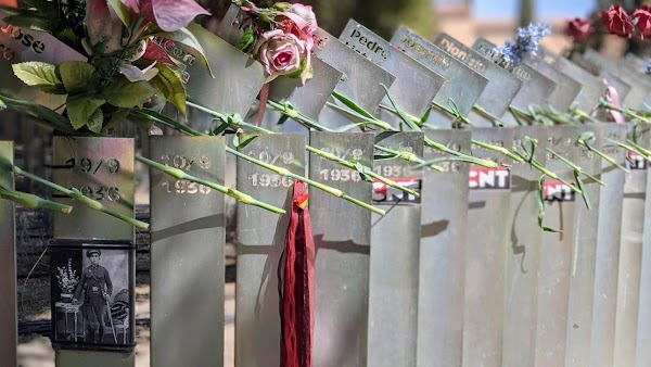 Flores por la memoria de las más de 3.500 personas asesinadas por el fascismo en Aragón