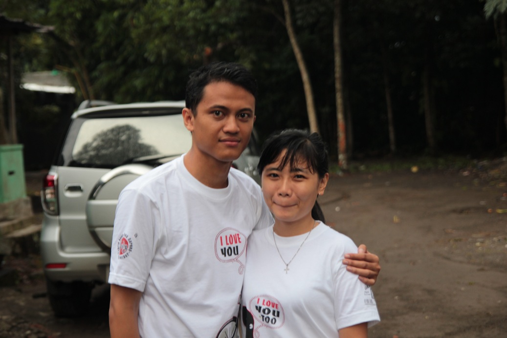 Derry Christian Berburu Kaos  Couple  di Malioboro