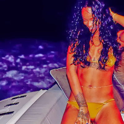 Rihanna bikini memperlihatkan tatto di tubuhnya