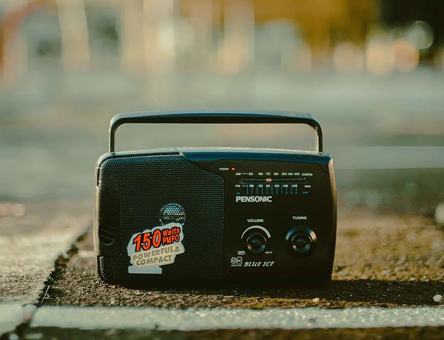 radio-analogica-sobre-el-piso