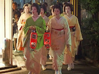 この宵宮祭、明日は本例祭で11：00神社に来る。