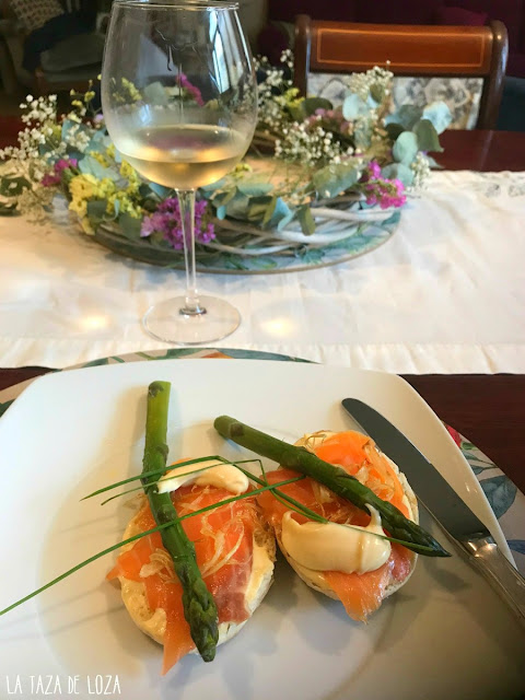 aperitivo-de-pan-con-salmón-ahumado-y-salsa-de-mostaza