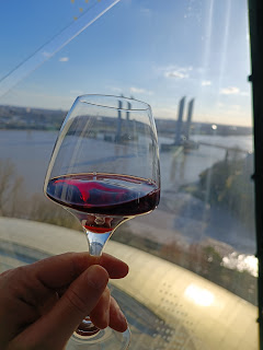 Vista del Río Garone desde el Wine Bar de la Cité du Vin, el museo dedicado al vino más importante del mundo