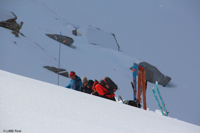 Ein Blick in die Schneedecke hilft, die Entwicklung von gm.4 besser einzuschätzen - Venedigergruppe (Foto: 01.03.2023)