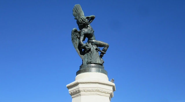 Monumento al Angel Caído en El Retiro.