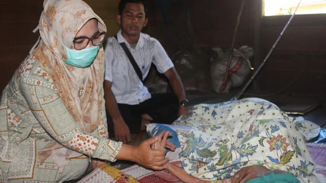 Sifrowati Yulianto Bersama Mahasiswa Sungai Aur Bantu Sembako Lansia.