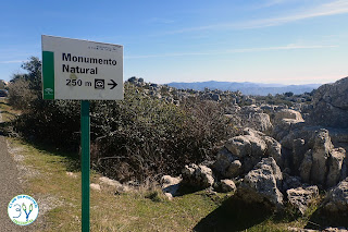 Cartel Monumento Natural el cual indica el desvío hacia el Tornillo en 250 metros desde esta posición