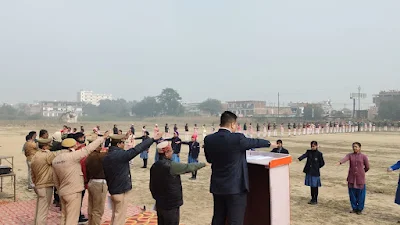 डीएम ने मानव श्रृंखला बनाकर यातायात नियमों का पालन करने का किया आह्वान