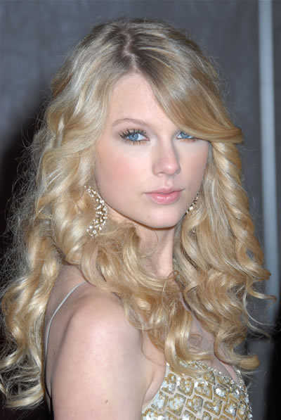 Hair Wallpapper: Taylor swift with curly hair