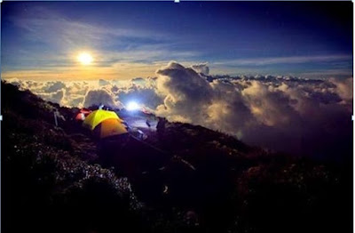 Indonesia dengan segala keindahan alamnya tentu tak akan pernah habis untuk dijelajahi Salam -  5 Gunung Dengan Jalur Pendakian Terindah Di Indonesia