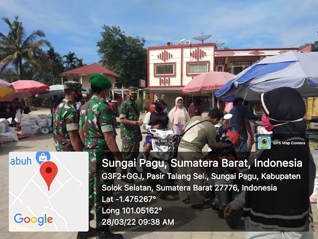 Anggota Koramil 03/Sungai Pagu Imbau Masyarakat Terapkan Prokes di Pasar Muara Labuh