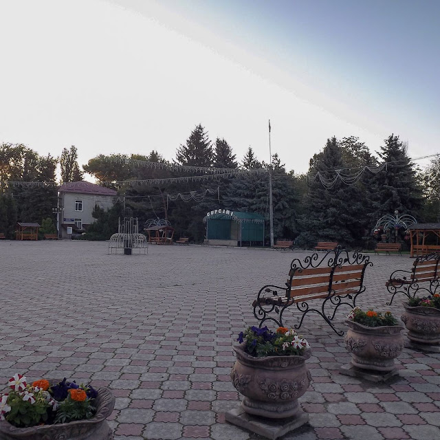 Пустая площадь ранним утром в молдавском городке Купчинь