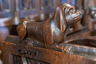Hundeskulptur im Chorgestühl der Kollegiatskirche Notre-Dame de l'Assomption in Romont.