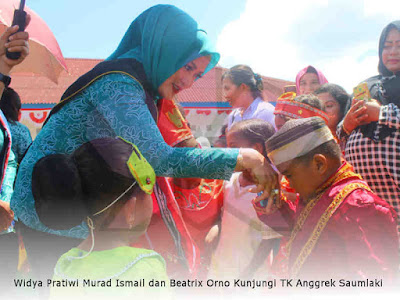 Widya Pratiwi Murad Ismail dan Beatrix Orno Kunjungi TK Anggrek Saumlaki