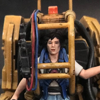 Aliens: Another Glorious Day in the Corps - Ripley and power loader - close up