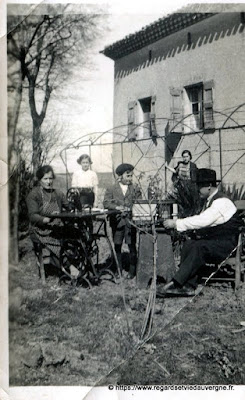 Photo ancienne noir et blanc, familles à la campagne.