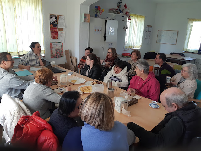 Un grupo de personas reunidas alrededor de una mesa