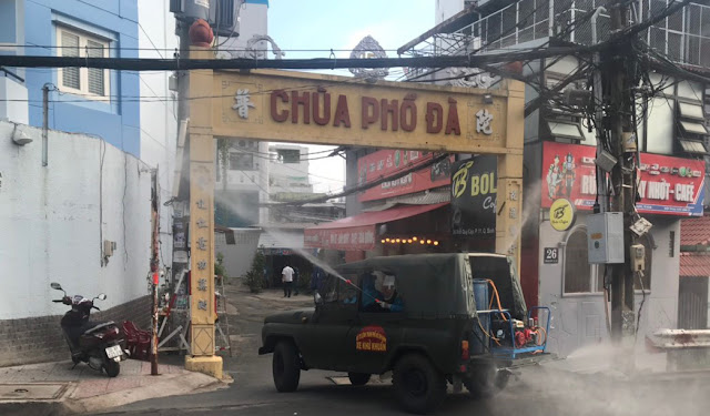 Lực lượng Phòng hóa của Bộ Tư lệnh Thành phố hỗ trợ phun khử khuẩn tại Phường 11. (Ảnh XH) Lực lượng Phòng hóa của Bộ Tư lệnh Thành phố hỗ trợ phun khử khuẩn tại Phường 11. (Ảnh XH)