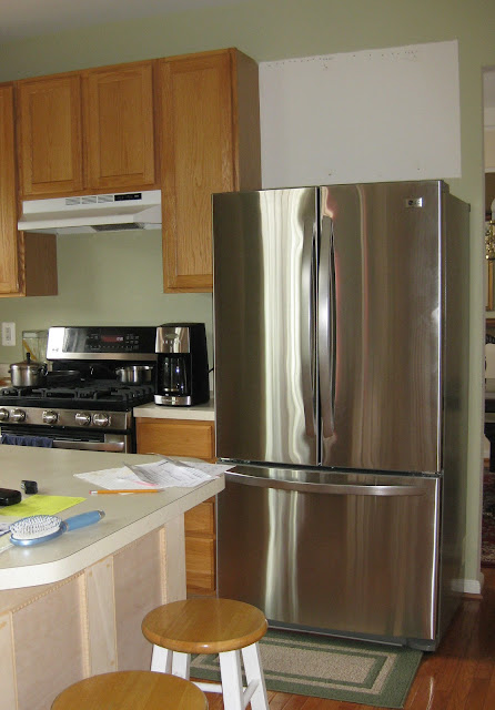 remodelando la casa kitchen before fridge enclosure