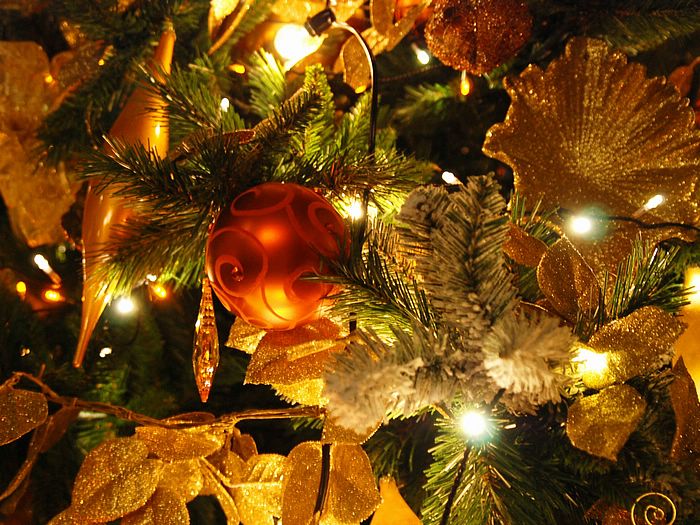 christmas tree wallpapers hd. Download any of these Christmas tree desktop wallpapers to place a decorated 