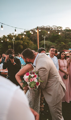 Novia abrazando a un invitado durante la fiesta