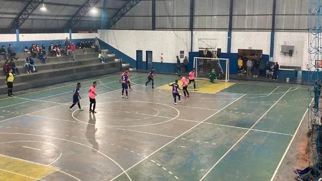 Abertura do Campeonato Municipal de Futsal conta com iluminação especial e arquibancada cheia