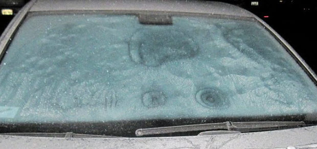 Το απίστευτο κόλπο για να φύγει ο πάγος από το παρμπρίζ του αυτοκινήτου σας (BINTEO)
