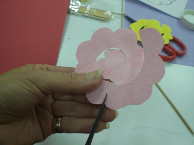 紙玫瑰: 要把花瓣剪開