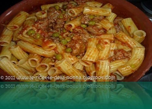 Maccheroni con sugo di salsiccia e piselli