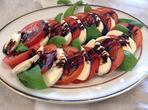 Salada Caprese com redução de vinagre balsâmico