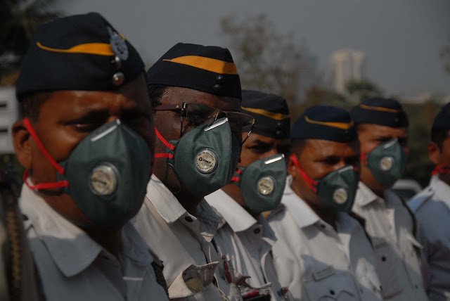 Growel’s 101 Mall puts its best foot forward to ‘save the saviour’, distributes anti-pollution masks to traffic cops