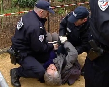 Arrestation musclée d’une dame de 72 ans