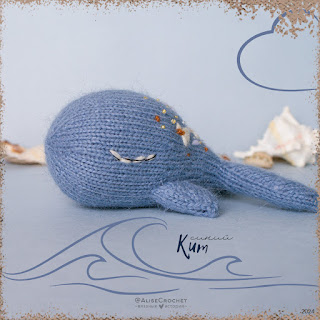 вязаная спицами игрушка из пуха норки синий кит с вышивкой и бисером knitted mink toy blue whale with embroidery and beads
