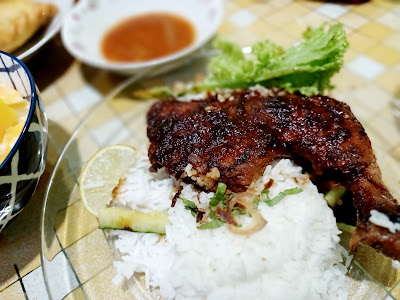 Menu Ramadan Hari Ke 12 : Nasi Putih Ayam Thai Dengan Karipap Montel