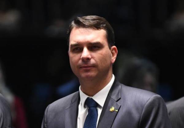 Senado coloca Polícia Legislativa para proteger mansão de Flávio Bolsonaro