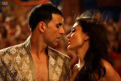 Kareena and Akshay lock lips for ten steamy kisses in 'Kambakkht Ishq'