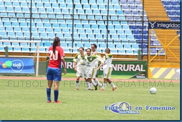 festejo de marroquin con equipo 2do. gol