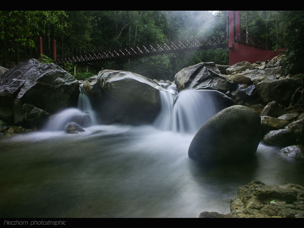 gambar air terjun sekayu dengan pancaran cahaya matahari