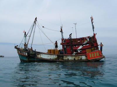 Dad in addition to fille gear upward to banking enterprise check the fish bestthailandbeaches: Perhentian Islands.