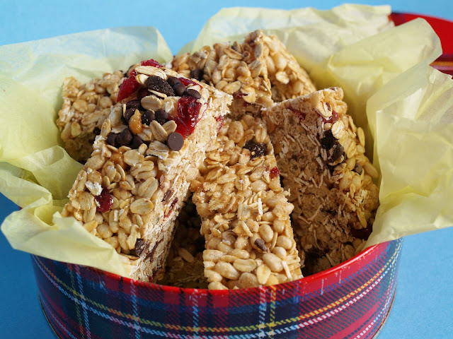 Vegan All or Nothing Homemade Granola Bars - a delicious mix of cereals, flax and goodies like dried cranberries and chocolate chips. #vegan #snacks