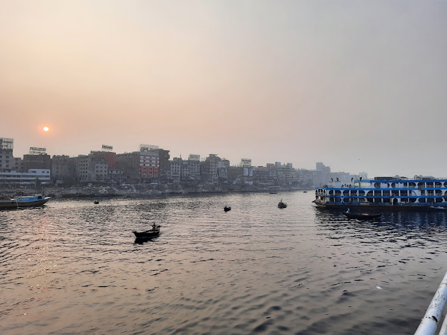 সূর্য অস্তকালে বুড়িগঙ্গা নদীতে ঢাকা সদরঘাটে লঞ্চ ও কাঠের নৌকা, ১৭ ডিসেম্বর ২০২০