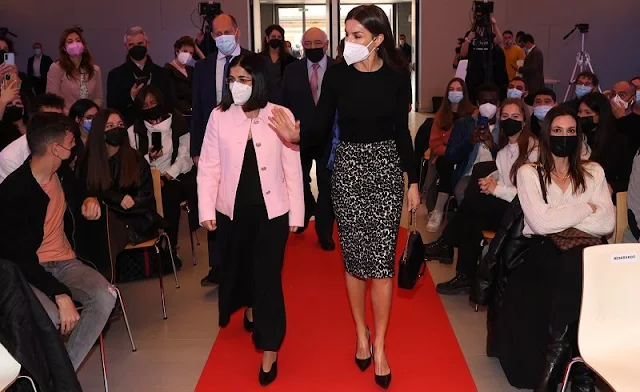 Queen Letizia wore a white double-faced wool coat by Carolina Herrera, and a jacquard pencil skirt by Roberto Verino