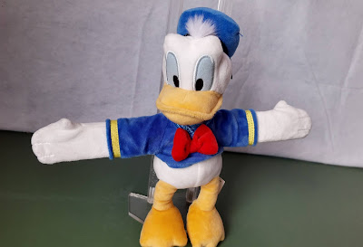 Pelúcia Pato Donald agarradinho Disney Parks 23cm de altura R$ 30,00