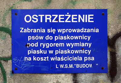 Zabrania się wprowadzania psów do piaskownicy