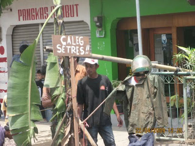 Memancing Ikan yang Unik di Air Genangan